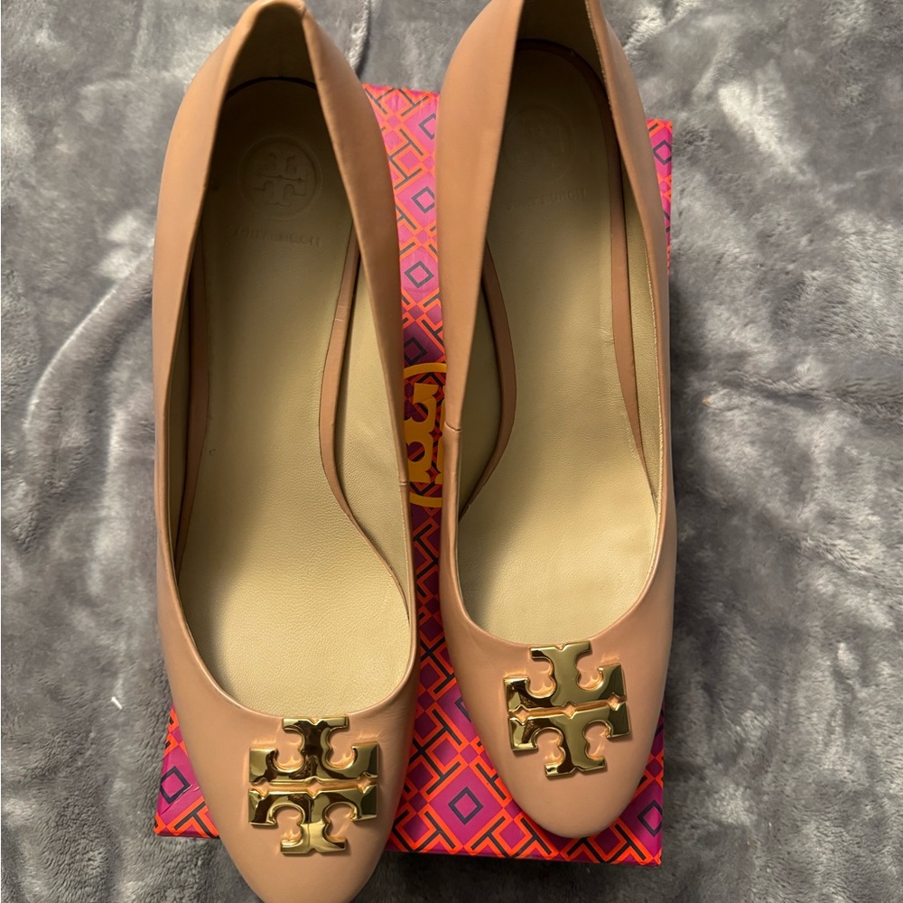 Blush Raleigh pump by Tory Burch